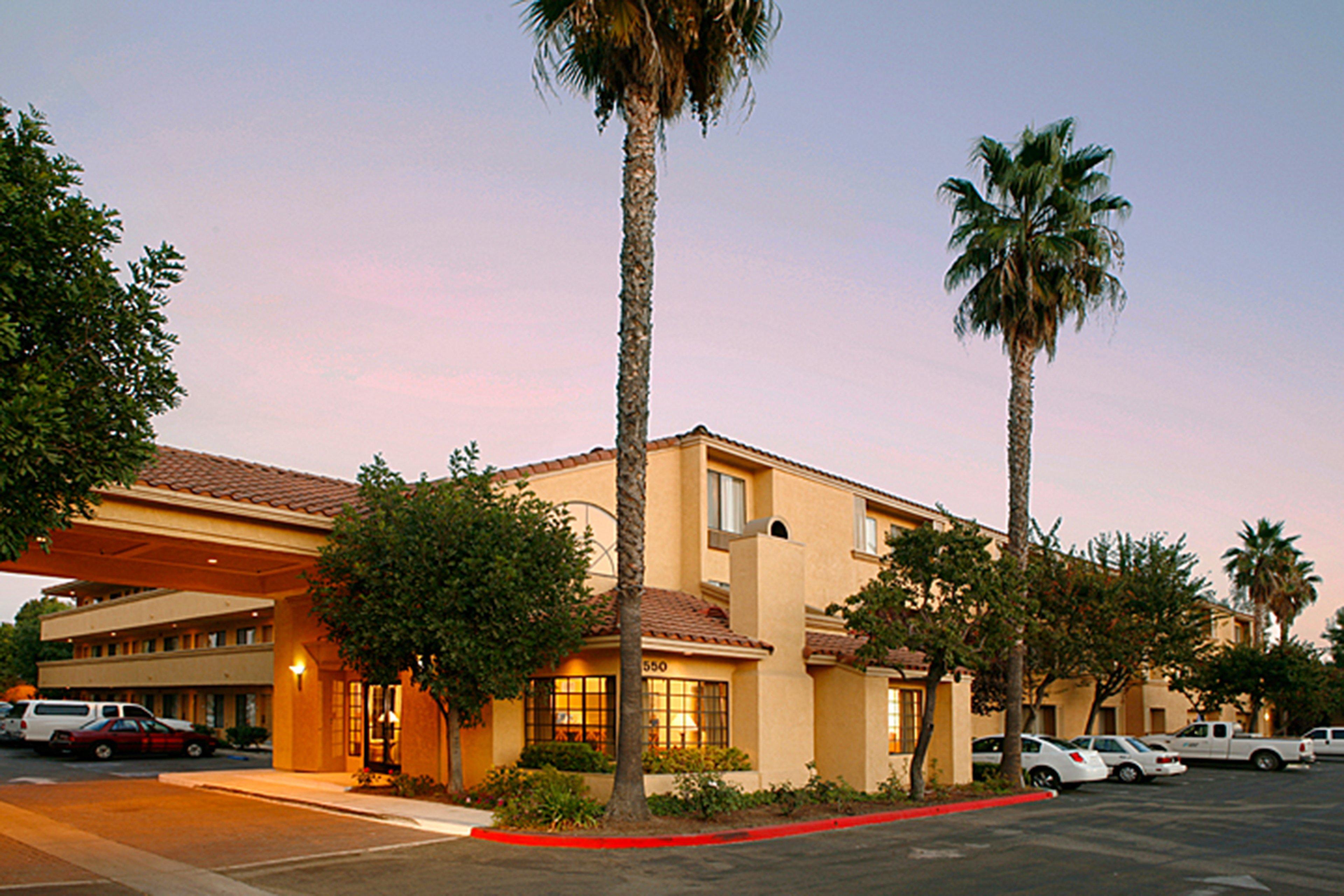Holiday Inn Express Simi Valley By Ihg Экстерьер фото