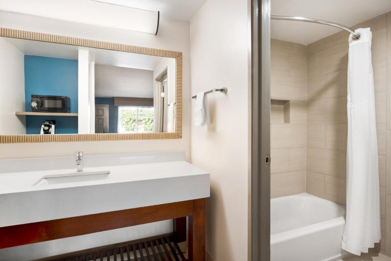 Holiday Inn Express Simi Valley By Ihg Экстерьер фото