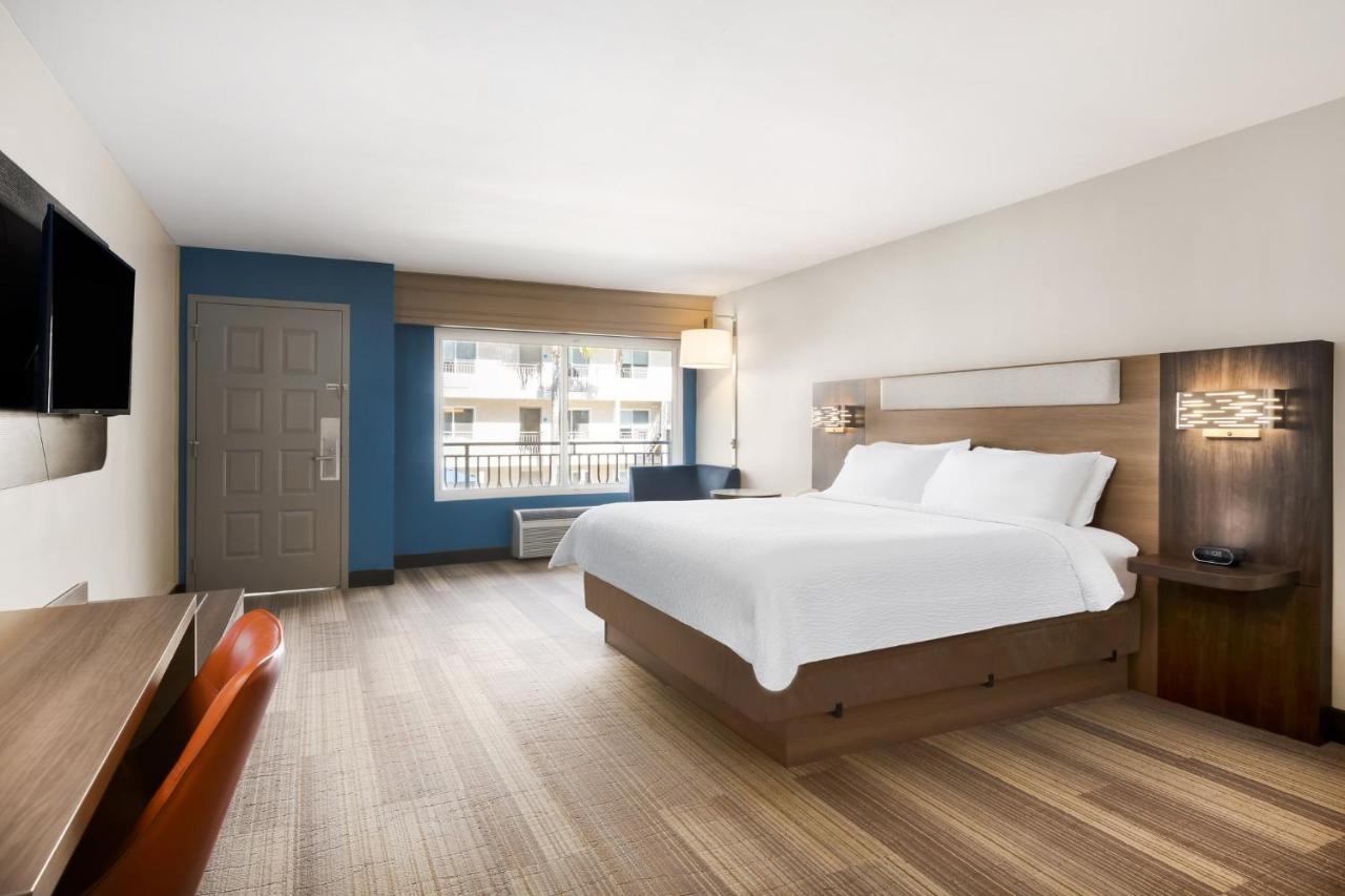 Holiday Inn Express Simi Valley By Ihg Экстерьер фото