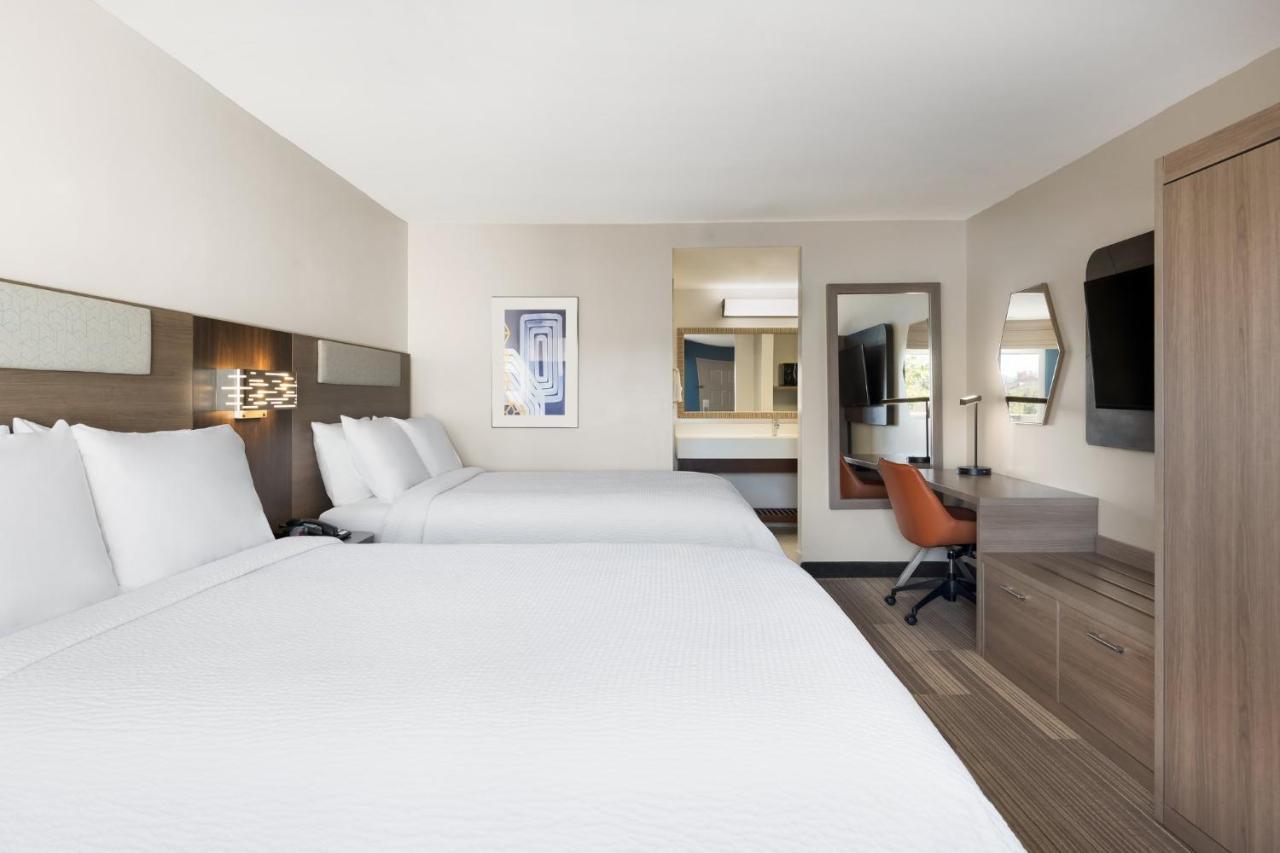 Holiday Inn Express Simi Valley By Ihg Экстерьер фото