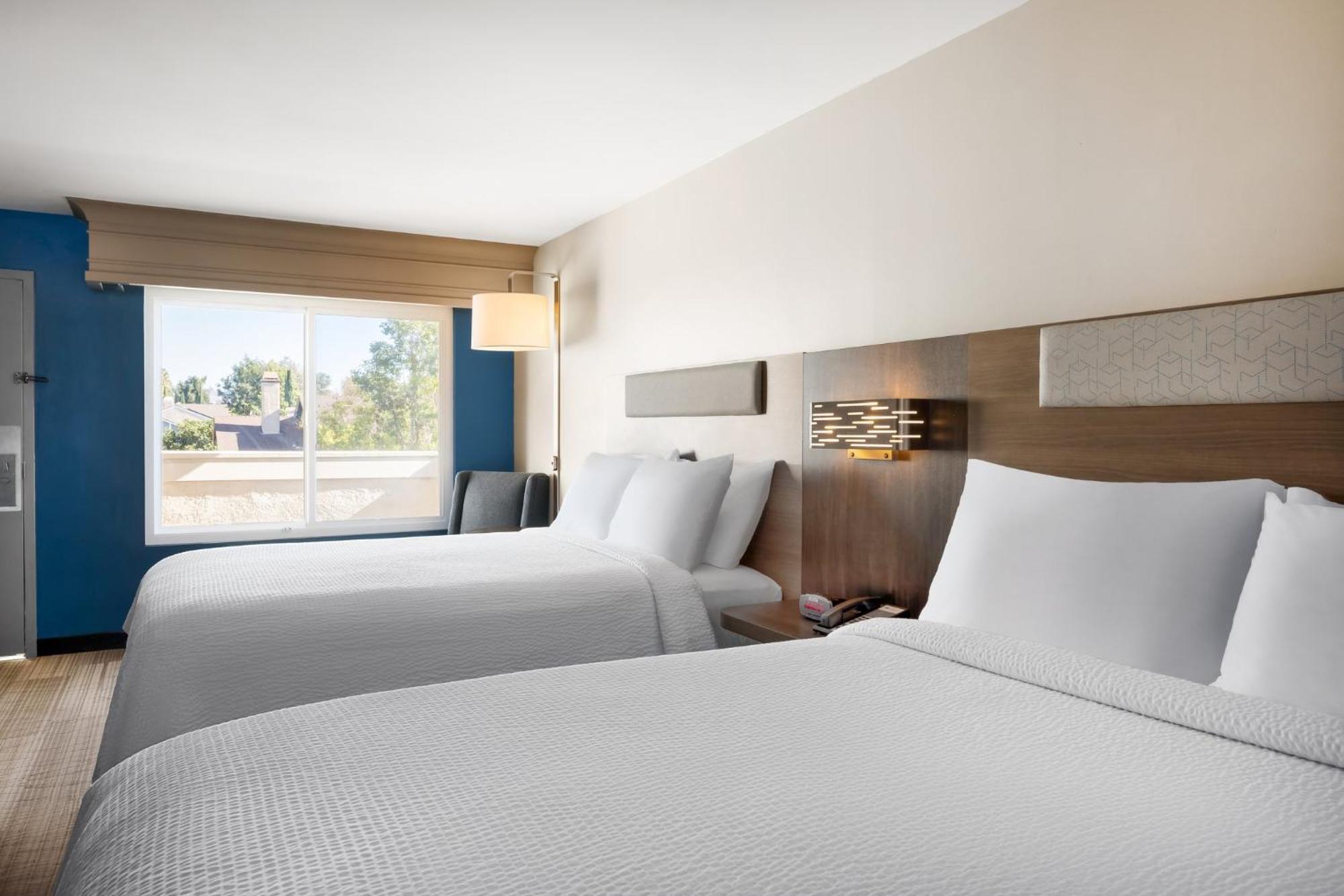 Holiday Inn Express Simi Valley By Ihg Экстерьер фото