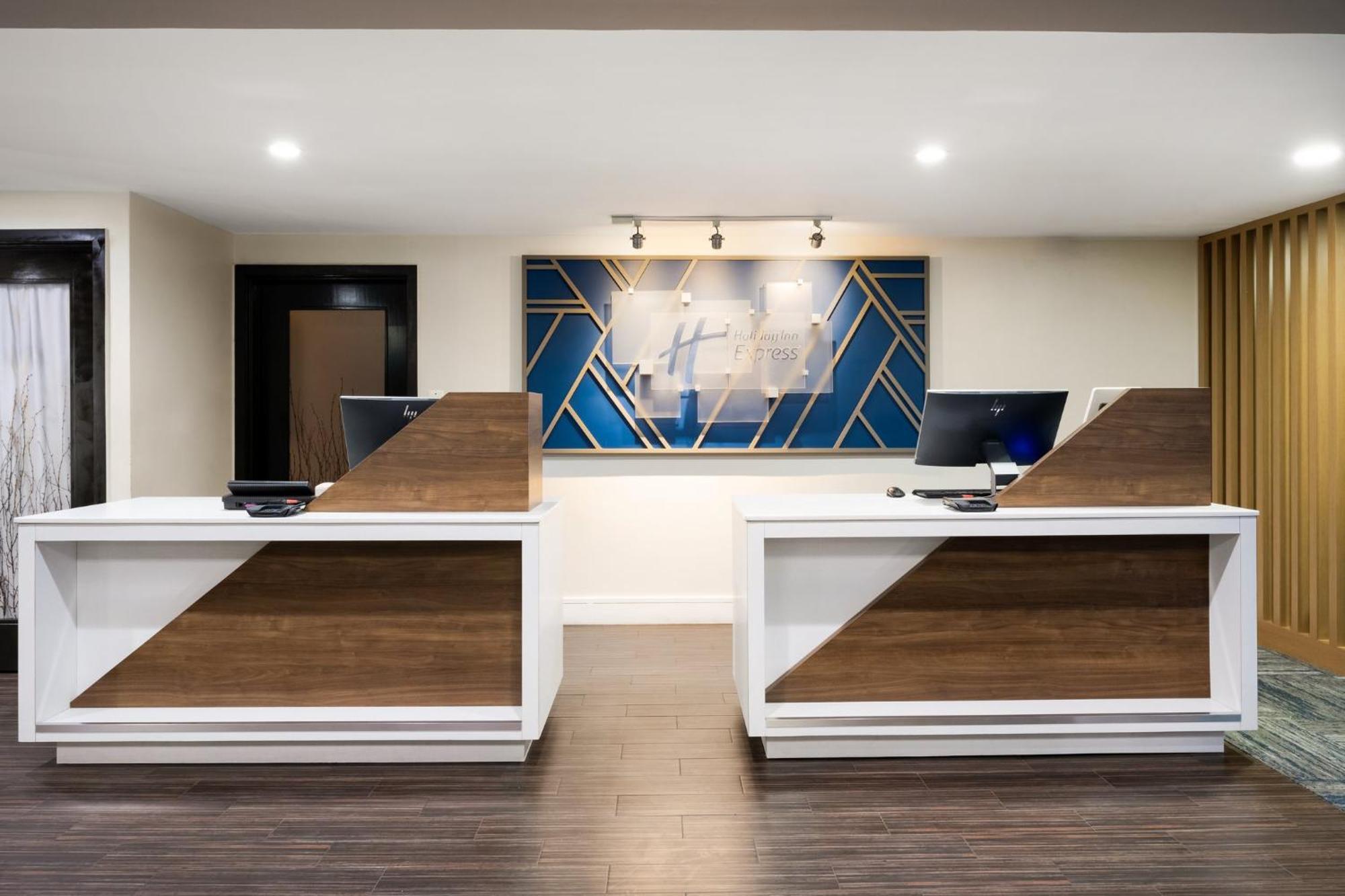 Holiday Inn Express Simi Valley By Ihg Экстерьер фото