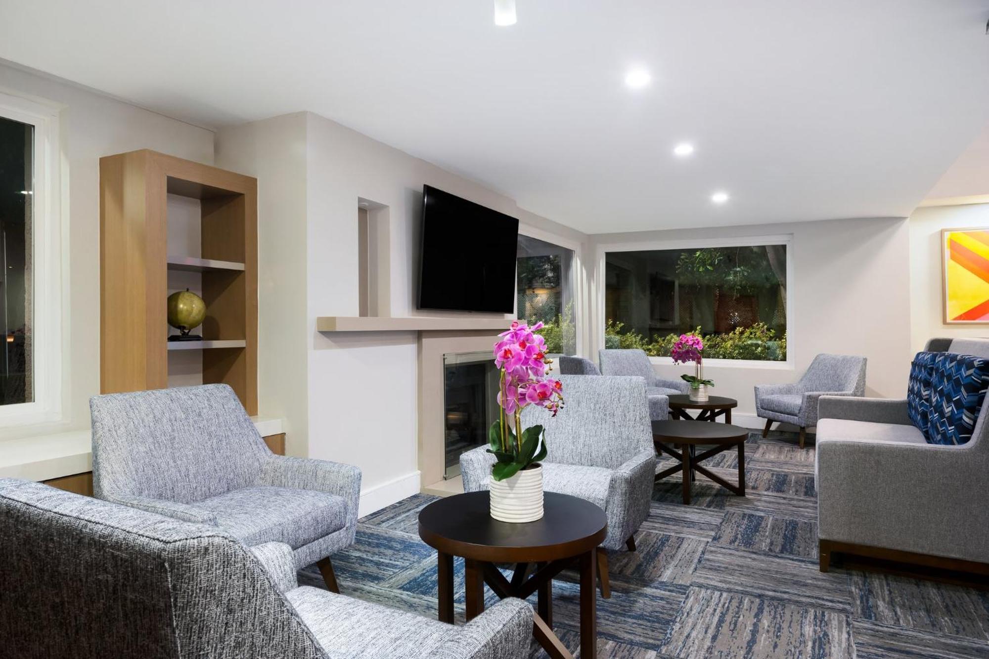 Holiday Inn Express Simi Valley By Ihg Экстерьер фото