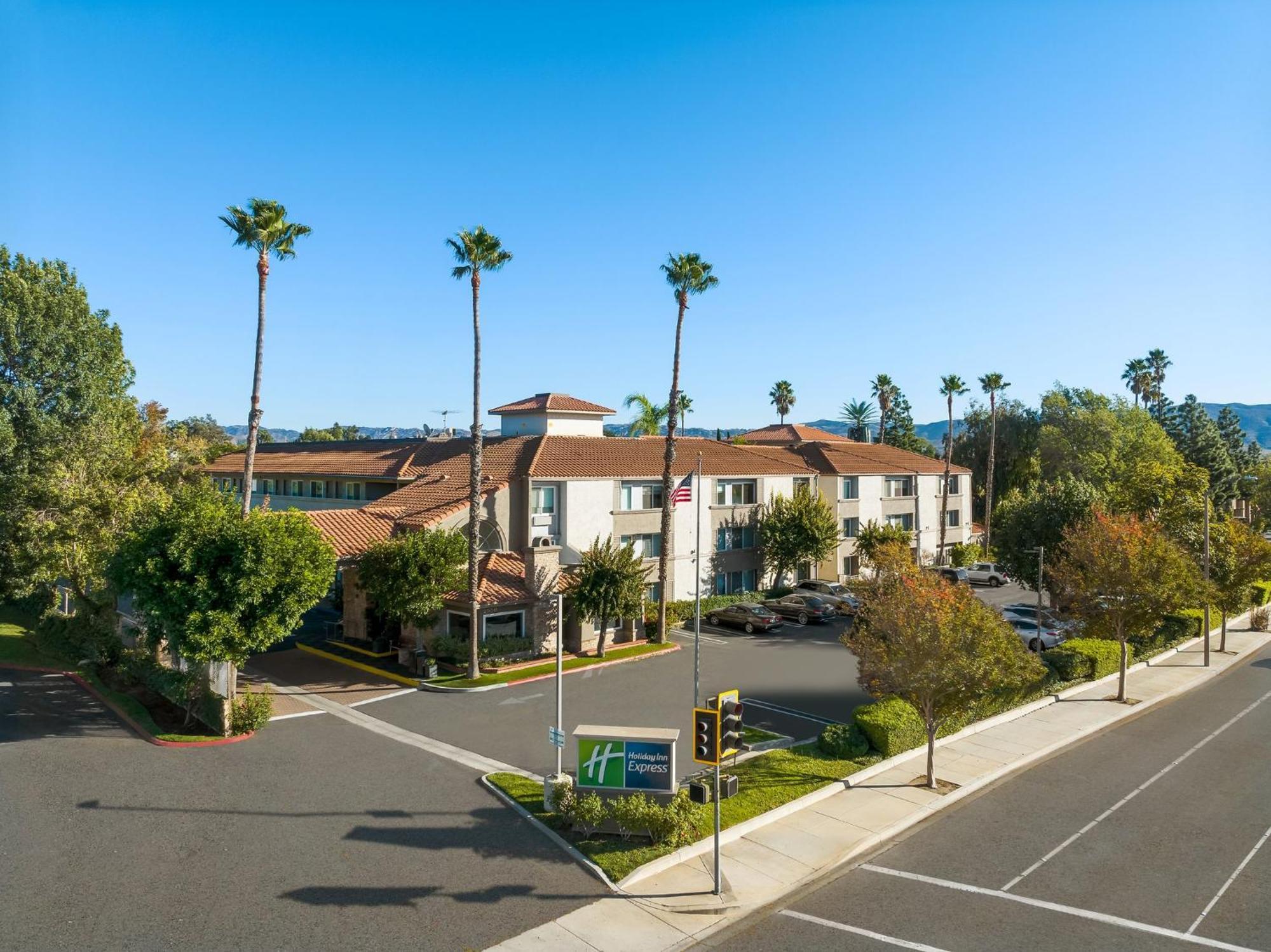 Holiday Inn Express Simi Valley By Ihg Экстерьер фото