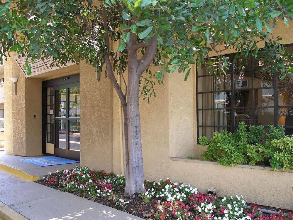 Holiday Inn Express Simi Valley By Ihg Экстерьер фото